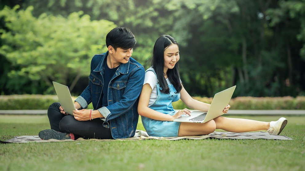 Students-field-park-laptop-computer-boy-girl-couple