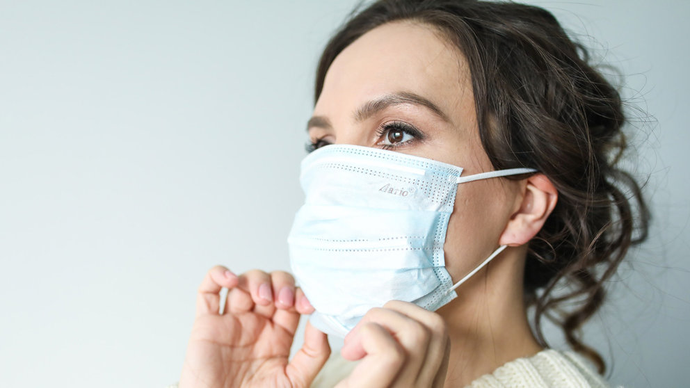 Woman-mask-coronavirus-face-flu-sick-ill-infection