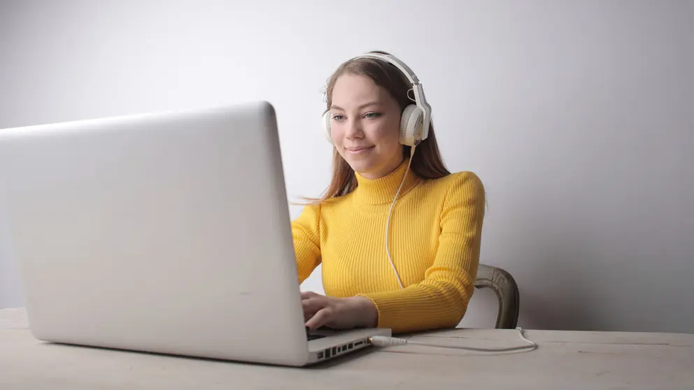 Girl-student-yellow-study