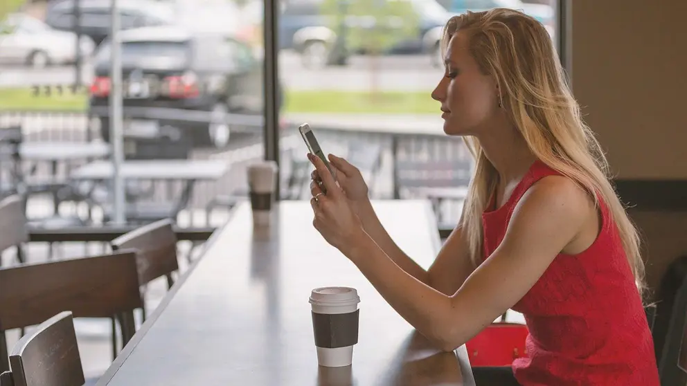 Cafe-restaurant-woman-blonde-mobile-coffee-cup