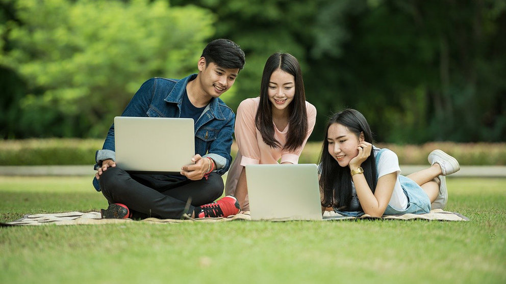 Students-laptop-grass-park-boy-man-girl-woman-women