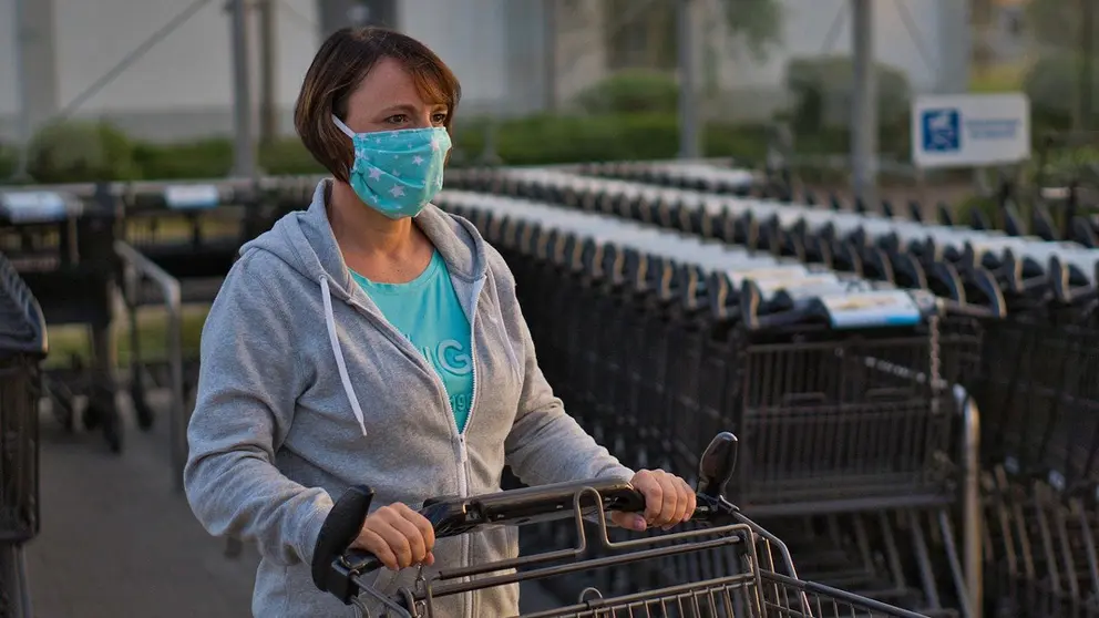 Woman-shopping-face-mask-mouth-guard