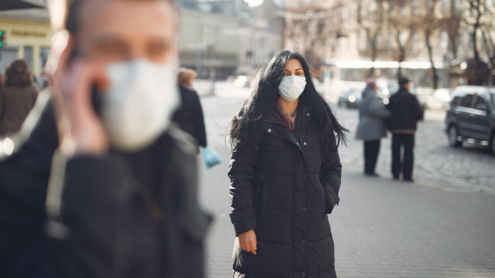Woman-face-mask-black-coat-coronavirus-flu-influenza-sick-city-streets by Gustavo Fring-Pexels