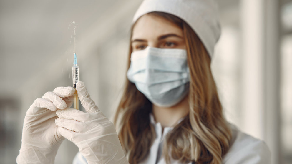 Vaccine-injection-syringe-nurse-mask-by-Gustavo-Fring-Pexels