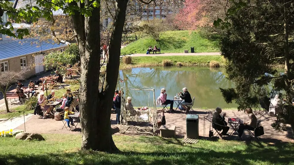 Customers of a cafe in a park in Lund (southern Sweden). Photo: Núria Vila/File photo.