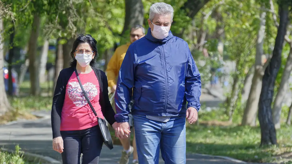 People-masks-park-face-couple-walk