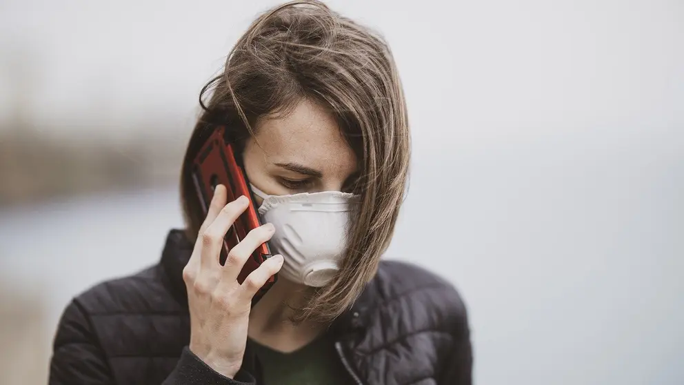 Woman-mask-phone-face-coronavirus