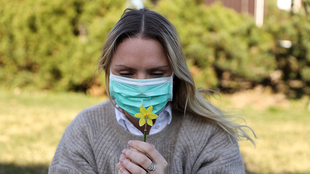 Woman-girl-mask-face-flower-coronavirus
