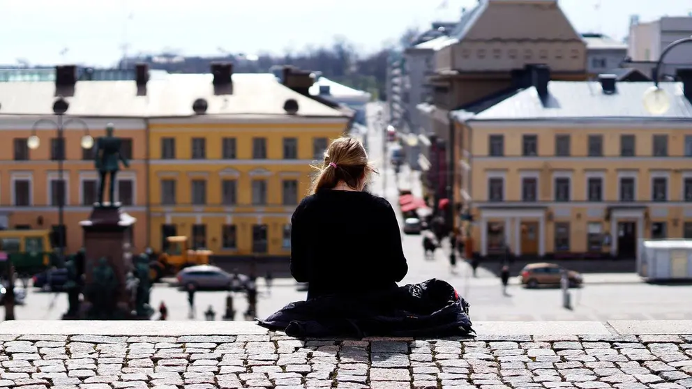 Girl-helsinki-lonely-senaatti