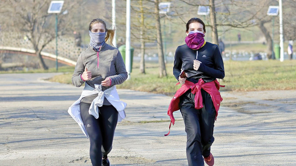 Girls-women-run-mask-sport-coronavirus