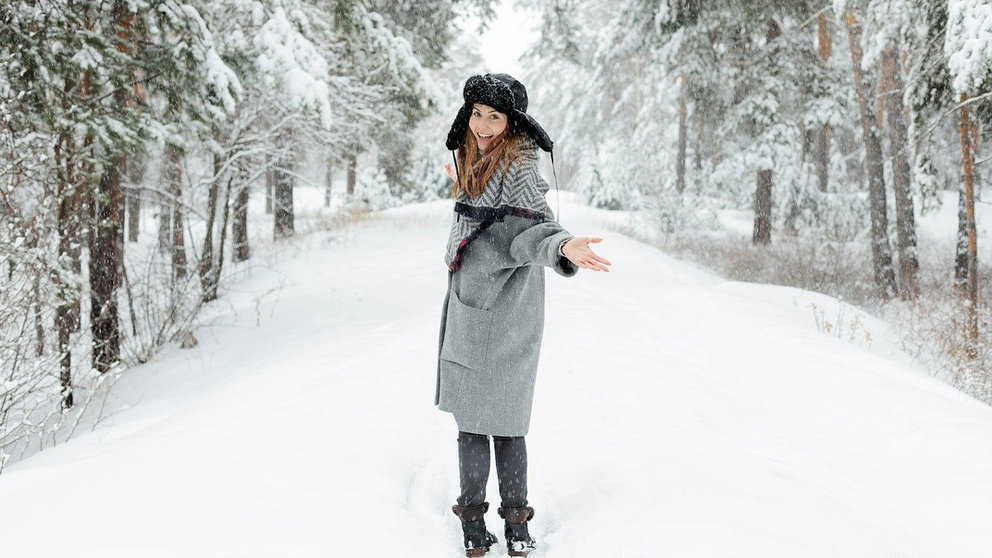 Woman-girl-snow-happyness-hat-russian