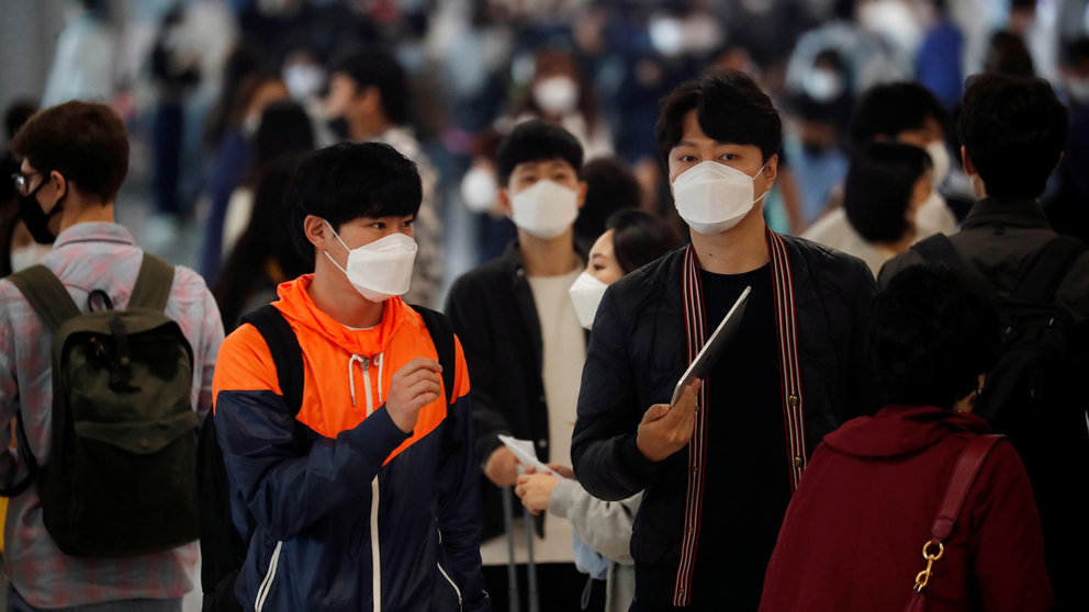 South-Korea-people-men-boys-masks-by-Kim-Hong-Ji-Reuters