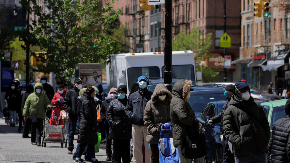 People queue to collect food distribution at Harlem&#39;s Community Kitchen and Food Pantry service by the Food Bank for New York City during the outbreak of the coronavirus disease (COVID-19) in the Manhattan borough of New York City, U.S., May 9, 2020. REUTERS/Andrew Kelly