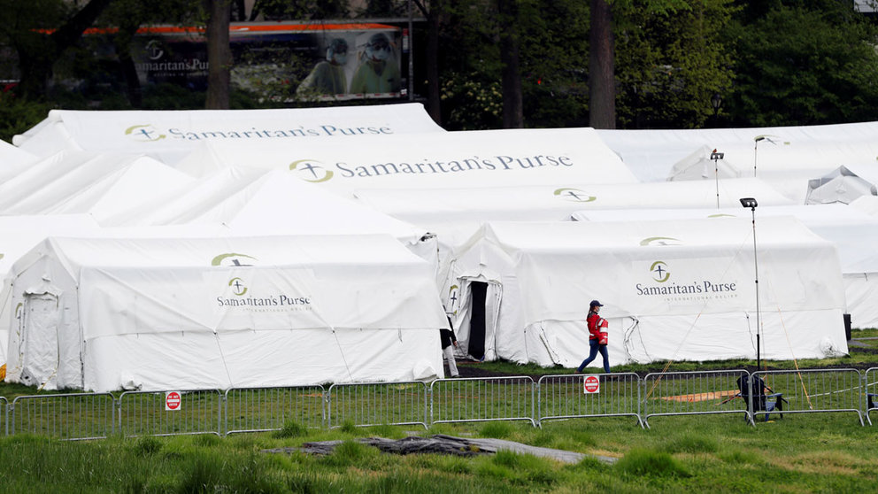 People walk near the Samaritan&#39;s Purse Emergency Field Hospital in Central Park as the outbreak of the coronavirus disease (COVID-19) continues in the Manhattan borough of New York U.S., May 8, 2020. REUTERS/Lucas Jackson