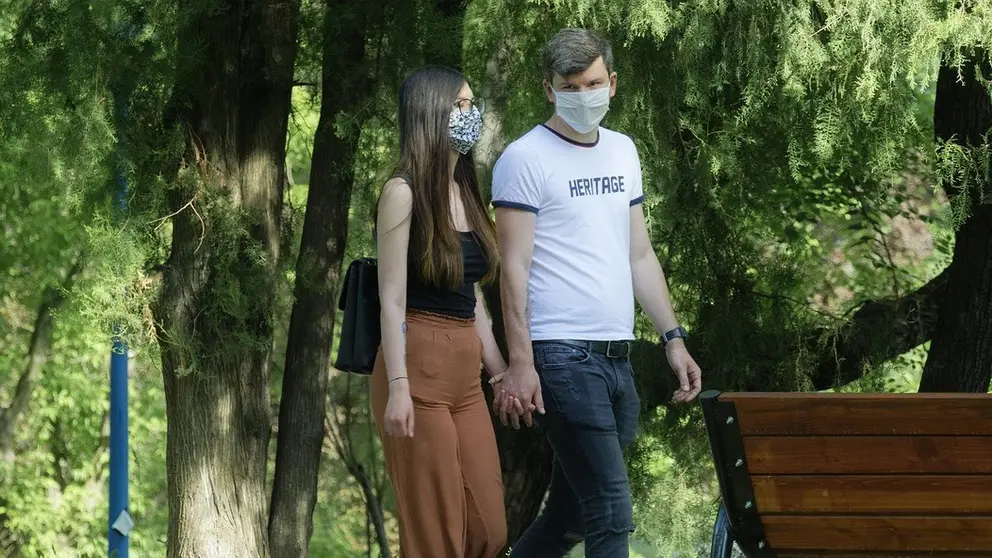 couple-masks-man-woman-girl-boy-walk