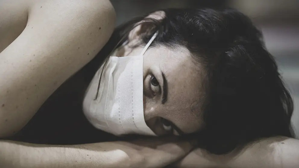 Woman-coronavirus-face-mask-girl