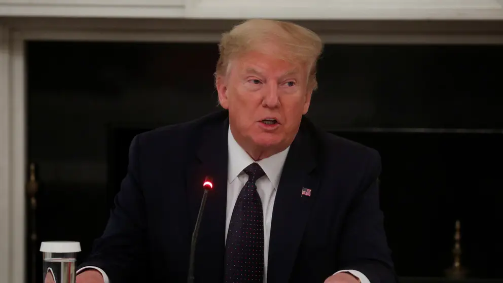 U.S. President Donald Trump speaks with restaurant executives and industry leaders during a coronavirus disease (COVID-19) pandemic meeting in the State Dining Room at the White House in Washington, U.S., May 18, 2020. REUTERS/Leah Millis