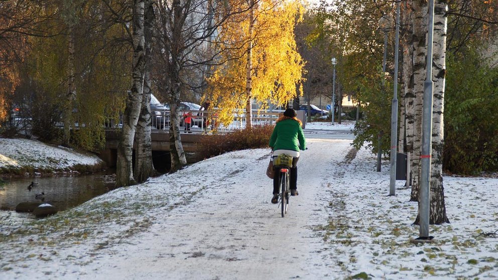 Woman-cycling-in-Oulu