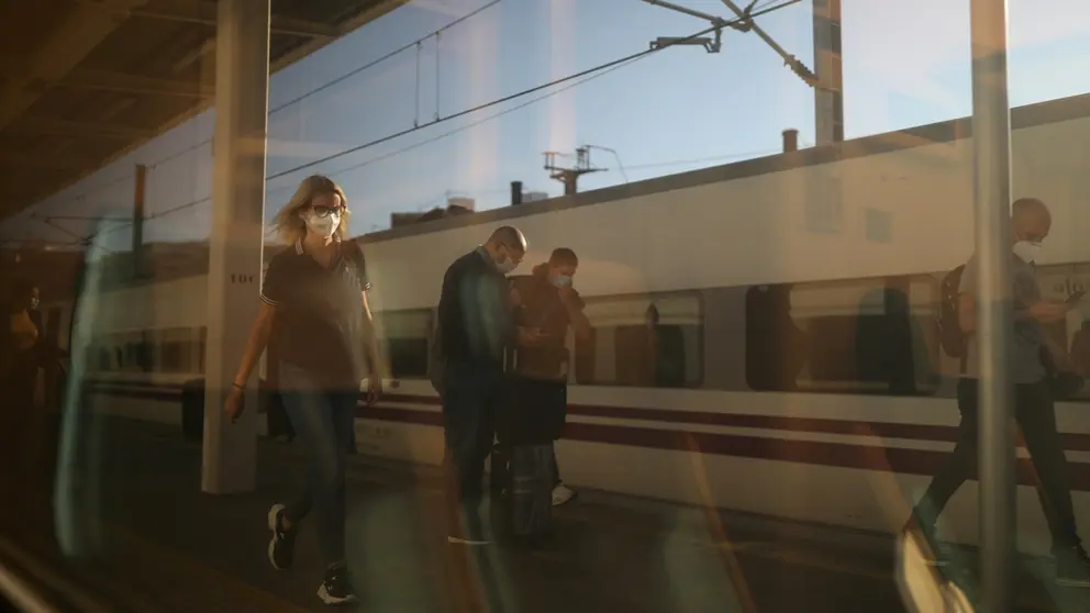 People wearing protective face masks walk at a train station, as some Spanish provinces are allowed to ease lockdown restrictions during phase one, amid the coronavirus disease (COVID-19) outbreak, in Valencia, Spain May 19, 2020. REUTERS/Nacho Doce