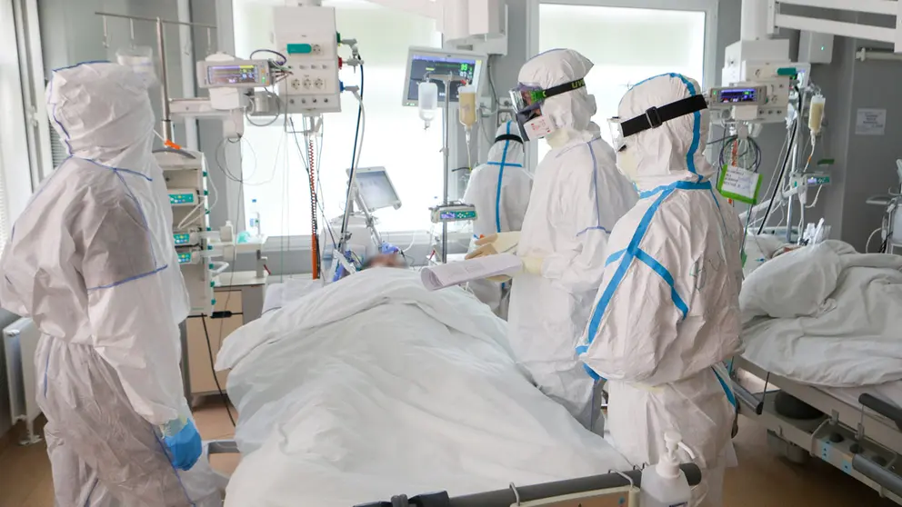 FILE PHOTO: Medical specialists wearing personal protective equipment (PPE) treat a patient in an intensive care unit of the Lomonosov University Clinic, which delivers treatment to patients infected with the coronavirus disease (COVID-19), in Moscow, Russia May 20, 2020. Andrei Nikerichev/Moscow News Agency/Handout via REUTERS