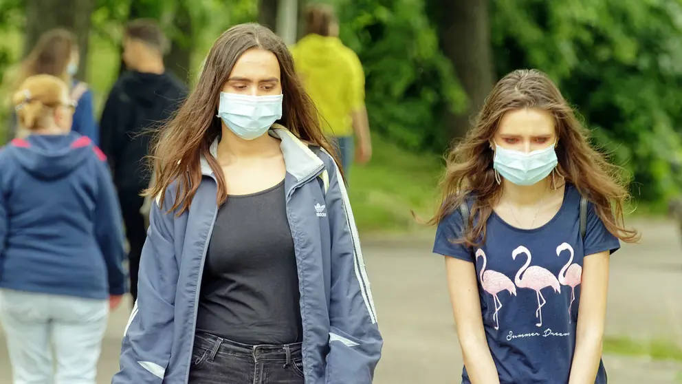 Girls-face-mask-walk-park