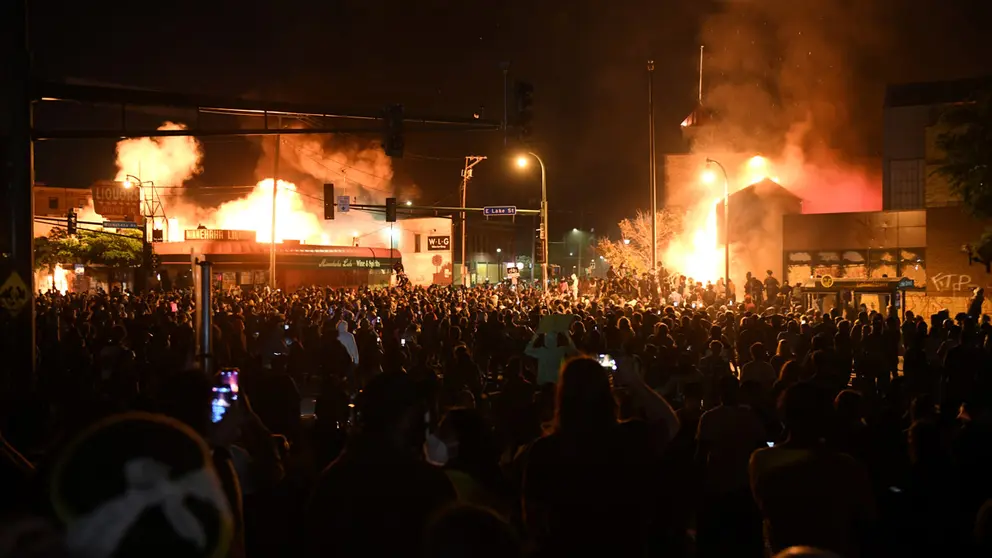 Thousands of demonstrators gather near the Minneapolis Police third precinct during the third day of demonstrations in response to the death of African-American man George Floyd in Minneapolis, Minnesota, U.S. May 28, 2020. REUTERS/Nicholas Pfosi