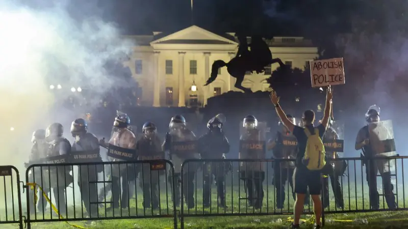 Police in riot gear keep protesters at bay in Lafayette Park near the White House in Washington, U.S. May 31, 2020. Picture taken May 31, 2020. REUTERS/Jonathan Ernst