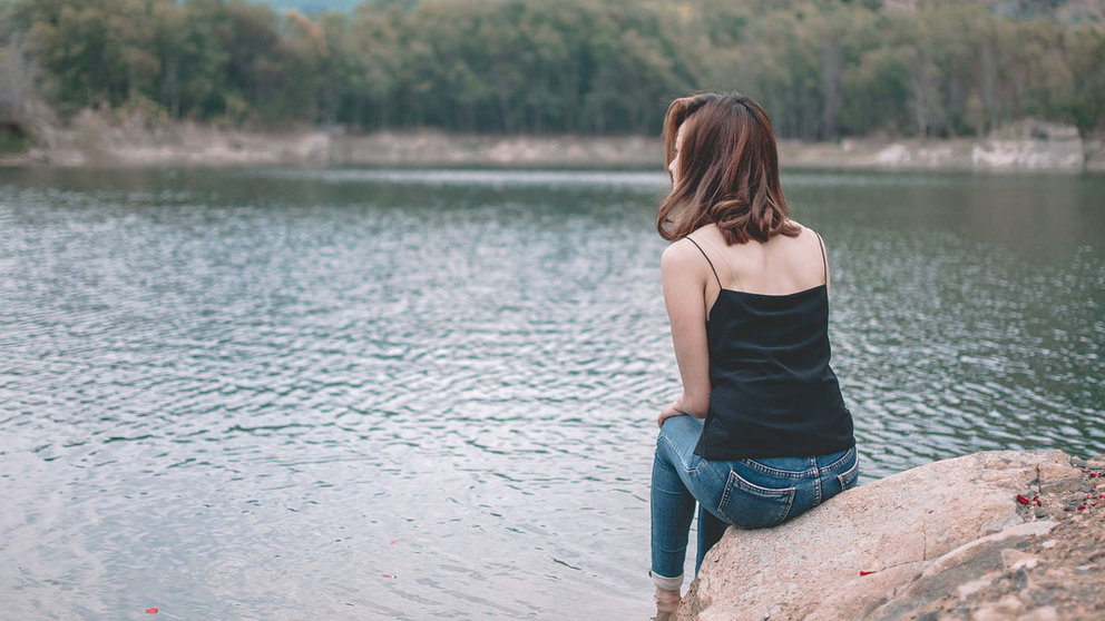 Woman-girl-sad-lonely-lake-mental-health
Photo: Pixabay.