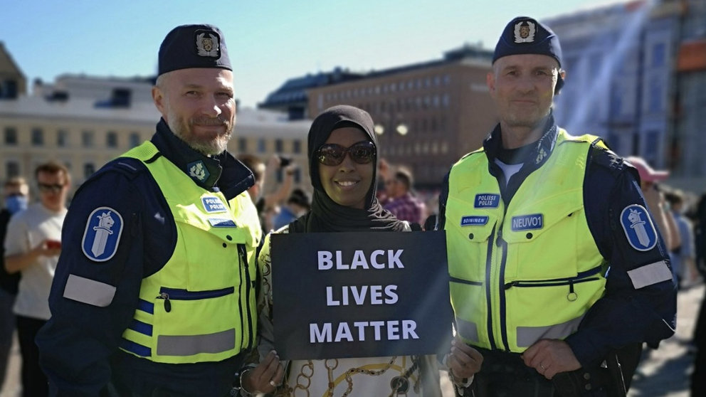 Black-lives-matter-girl-Police-Helsinki-by @jharju-Twitter