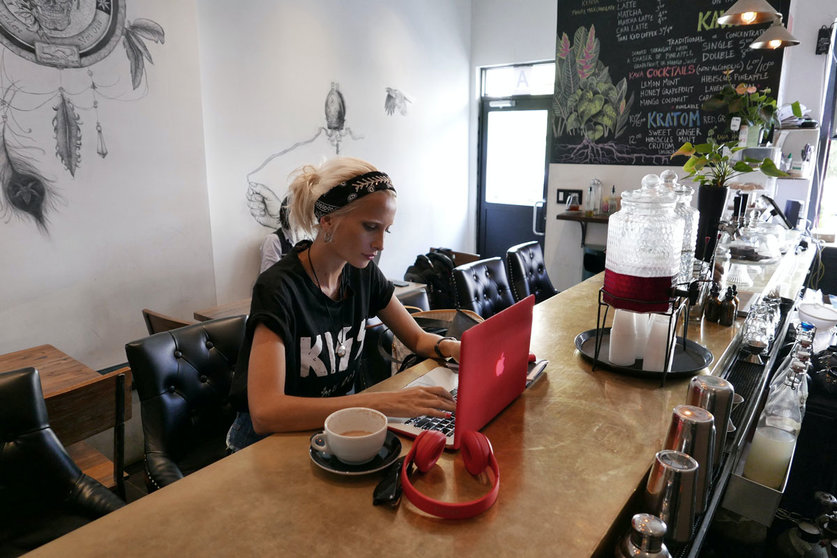 Woman-bar-laptop-kiss-t-shirt-entrepreneur-restaurant