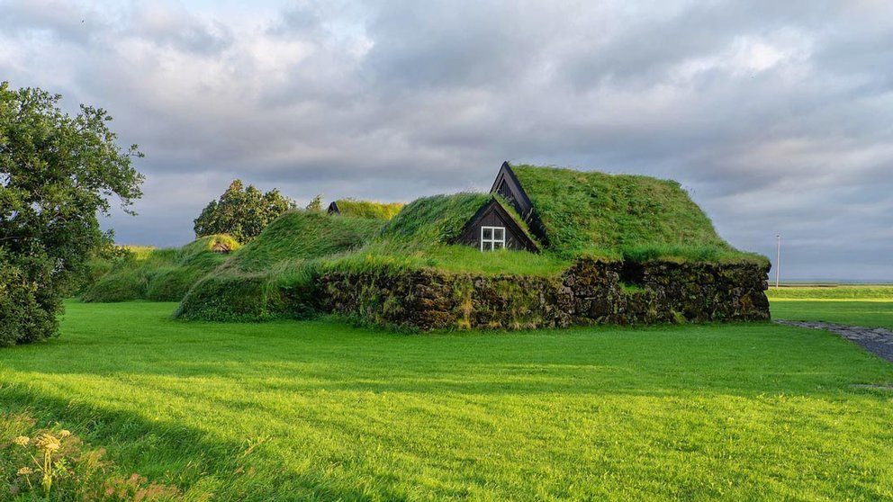 Grass-covered roofs of traditional Icelandic houses. Photo: Pixabay.