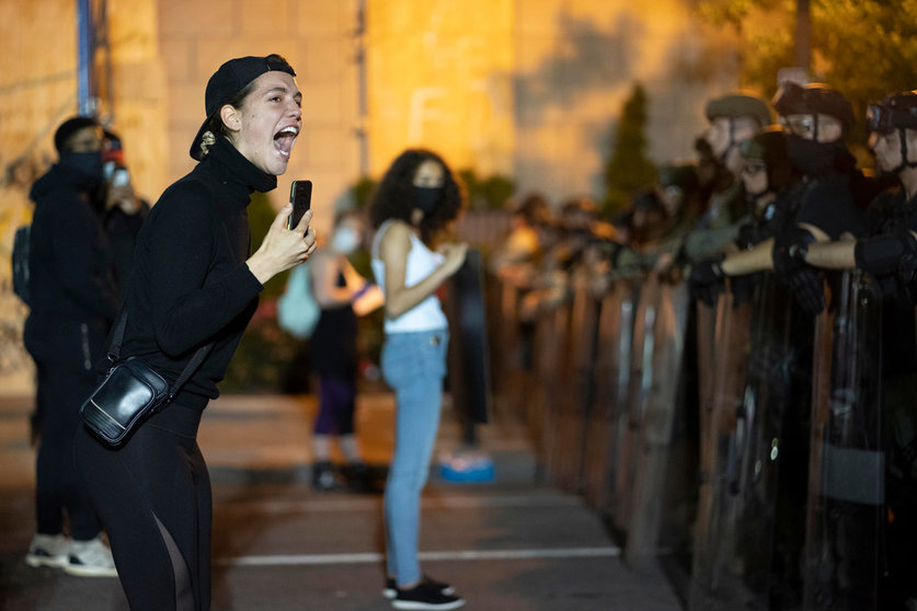 03 June 2020, US, Washington: A woman tears up while shouting at officers during a protest following the violent death of the African-American George Floyd by a white policeman in Minneapolis. Photo: Sait Serkan Gurbuz/ZUMA Wire/dpa