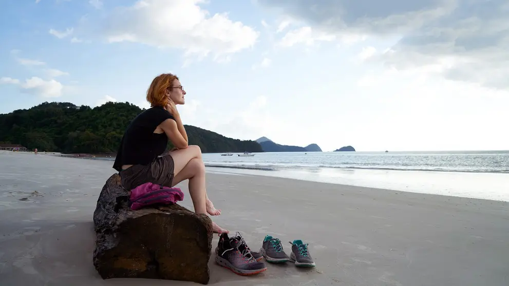 Woman-beach-tourist-tourism