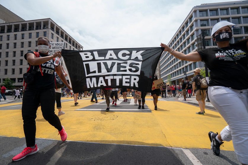 Demonstrators carry a Black Lives Matter flag during a march against police brutality near the White House on Saturday. National Guard troops will start withdrawing from Washington, US President Donald Trump said Sunday, nearly a week after he deployed federal forces to the capital city. Photo: Sait Serkan Gurbuz/ZUMA Wire/dpa