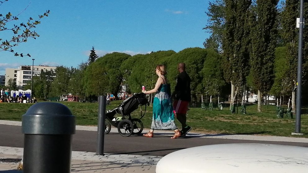 A family made up of a local woman and a man of foreign origin enjoy a walk. Photo: Foreigner.fi