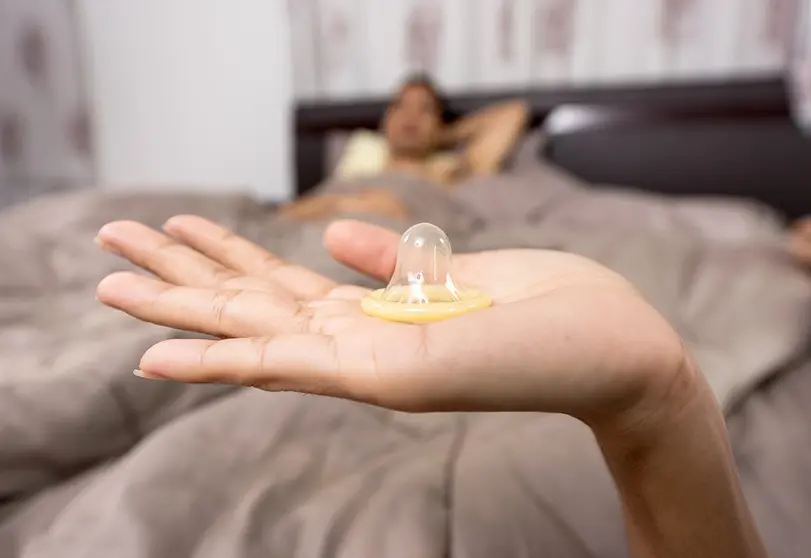 Condom-bed-sex