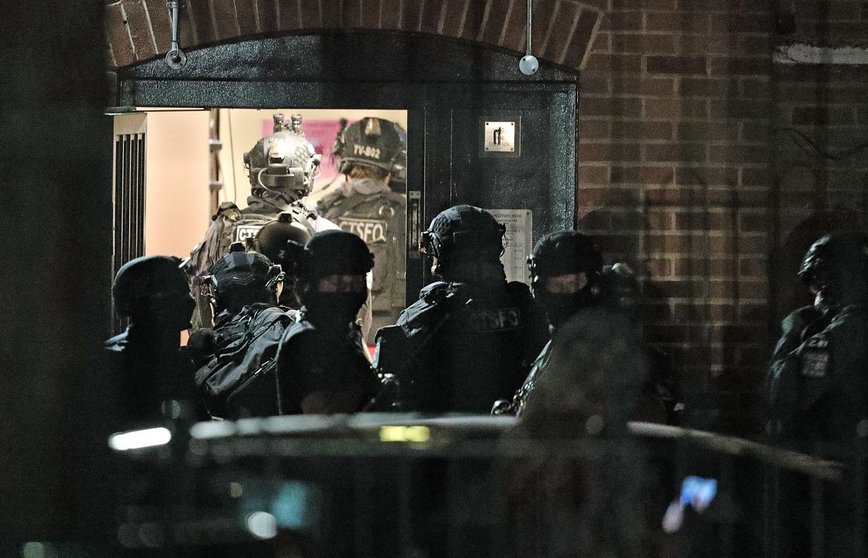 20 June 2020, England, Reading: Armed police officers work in an apartment block in Forbury Gardens after a stabbing incident was reported following an anti-racism demonstration. Photo: Steve Parsons/PA Wire/dpa