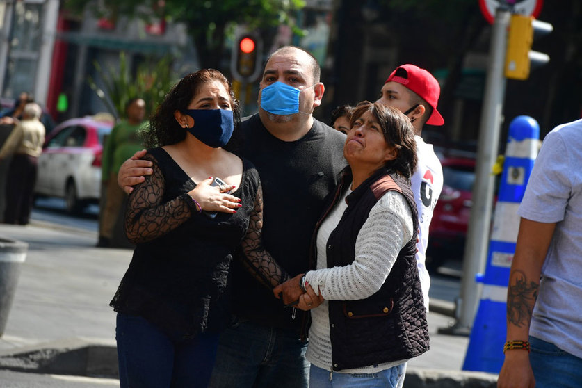Mexico City: People gather outside buildings on the street, after a 7.4-magnitude earthquake rocked central and southern Mexico. Photo: -/El Universal via ZUMA Wire/dpa