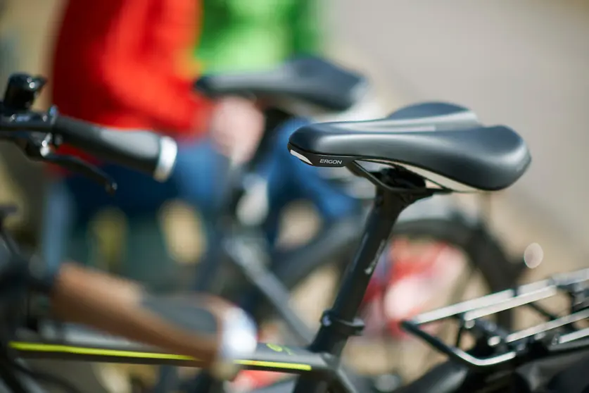 It&#39;s important for bicyclists to adjust their bike seats so that they have proper posture. Photo: Tino Pohlmann/ergon/pd-f.de/dpa -