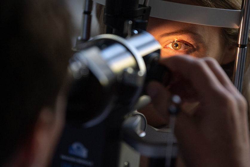 Regular check-ups from the age of 40 will help you detect eye diseases earlier and keep your vision longer. Photo: Marijan Murat/dpa