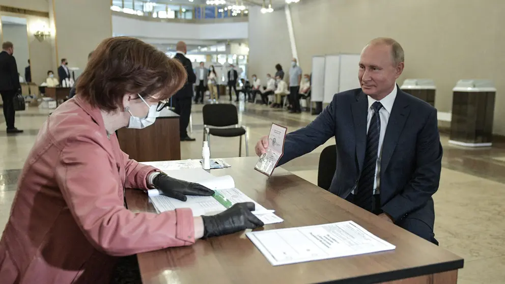 Russian President Vladimir Putin (R) shows his ID to a member of the election commission before casting his ballot in a referendum on amendments to the Russian Constitution, at a polling station in Moscow. The referendum seeks changes to the constitution that could enable Putin to run for re-election twice more and potentially remain in power until he is 83 years old. Photo: -/Kremlin/dpa