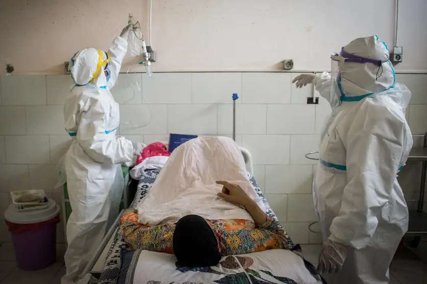 Egypt, Giza: Medics wearing personal protective equipment tend to a coronavirus (COVID-19) patient at the 6th of October Central Hospital, which is currently serving as an isolation hospital for Coronavirus (COVID-19) patients. Photo: Menna Hossam/dpa