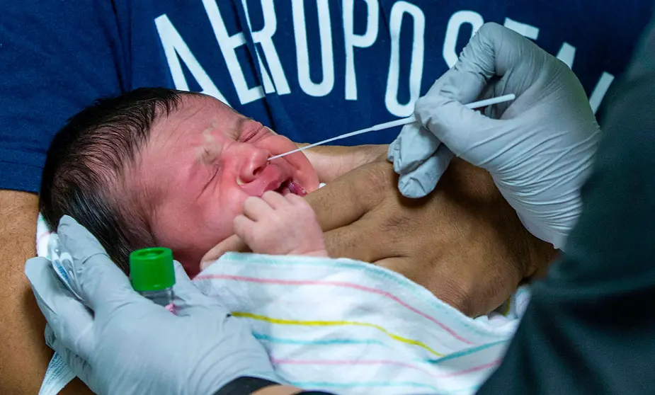 US, Moreno Valley: A health worker takes a swab for coronavirus (COVID-19) test from a new born child at Riverside University Health System Medical Center. Photo: Terry Pierson/Orange County Register via ZUMA/dpa