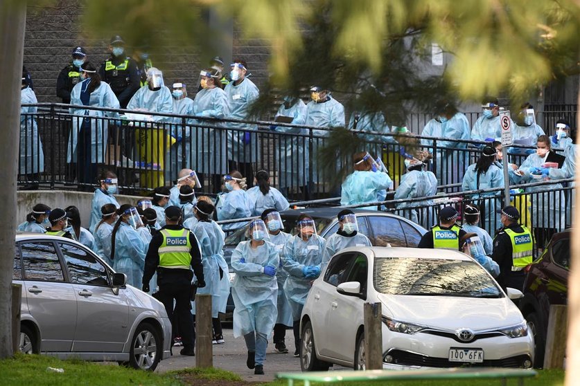 Australia, Melbourne: Healthcare workers prepare to enter a public housing tower in North Melbourne, which locked down in an effort to slow the spread of coronavirus. Photo: James Ross/AAP/dpa