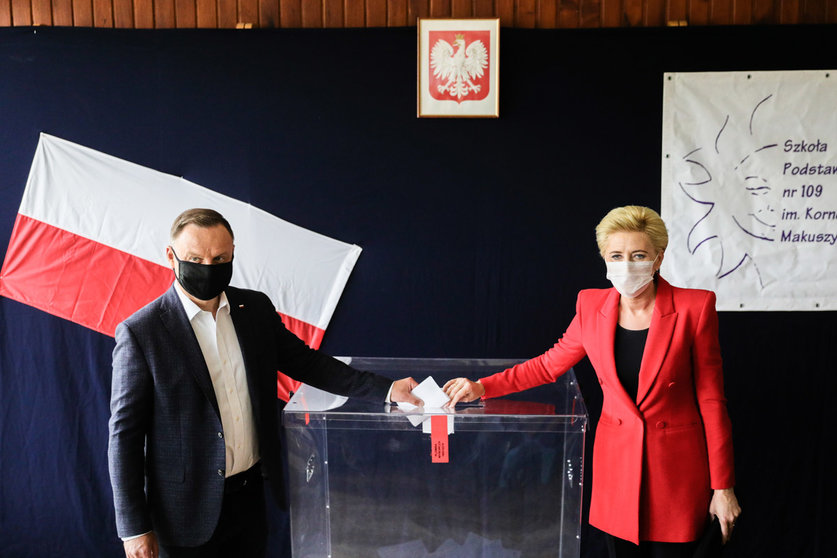 Poland, Krakow: Incumbent Polish President Andrzej Duda (L) and his wife Agata Kornhauser-Duda cast their votes at a polling station during the second round of the Polish presidential election. Photo: Filip Radwanski/SOPA Images via ZUMA Wire/dpa