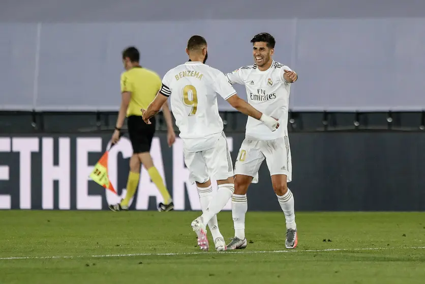 Real Madrid&#39;s Marco Asensio celebrates scoring his side&#39;s second goal with tammate Karim Benzema during the Spanish Primera Division soccer match between Real Madrid and Deportivo Alaves at the Alfredo Di Stefano stadium. Photo: Enrique de la Fuente/gtres/dpa