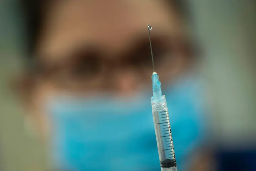 Australia, Brisbane: A health worker prepares a needle during a coronavirus medical test at the University of Queensland following the announcement by Queensland Premier Annastacia Palaszczuk that the University is developing a vaccine for the coronavirus. Photo: Glenn Hunt/UNIVERSITY OF QUEENSLAND POOL/dpa