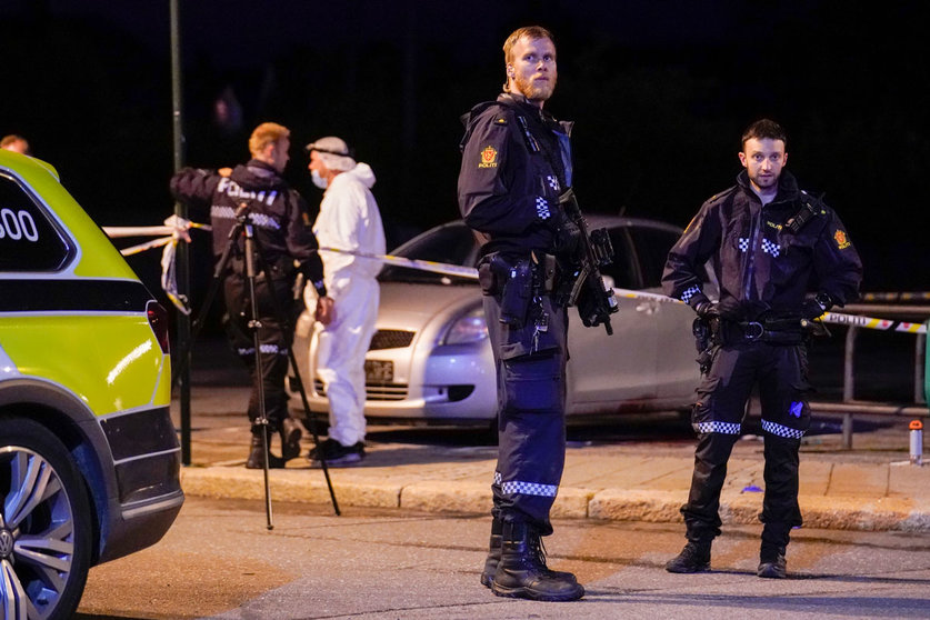 Norway, Sarpsborg: Police officers work at a crime scene where three women were stabbed late Tuesday night, police have arrested a perpetrator. One of the victims has been confirmed dead and one is critically injured. Photo: Fredrik Hagen/NTB/dpa