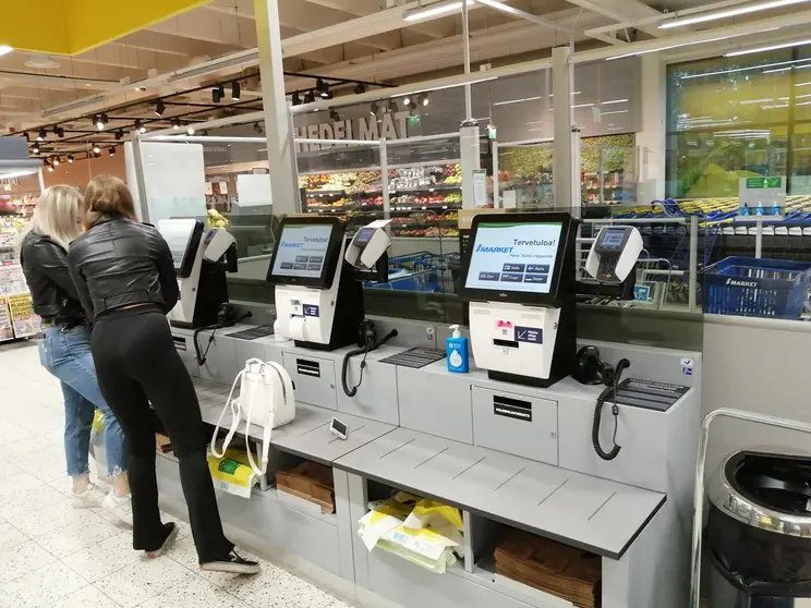 Women paying for their purchases in a supermarket. Photo: Foreigner.fi