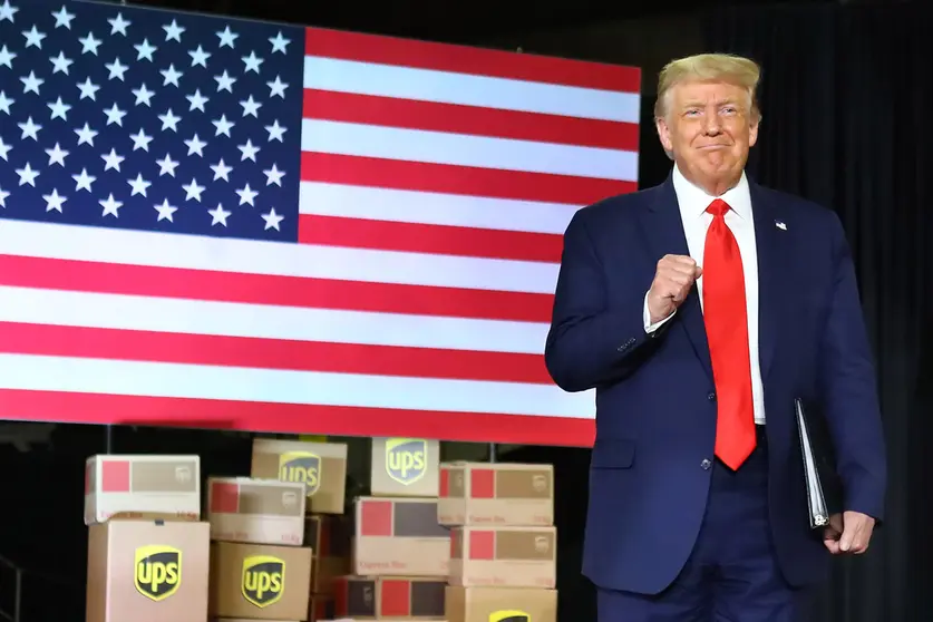 US, Atlanta: US President Donald Trump gives the crowd a fist pump as he arrives to talk about an infrastructure overhaul at the UPS Hapeville hub in Hartsfield-Jackson International Airport. Photo: Curtis Compton/dpa.